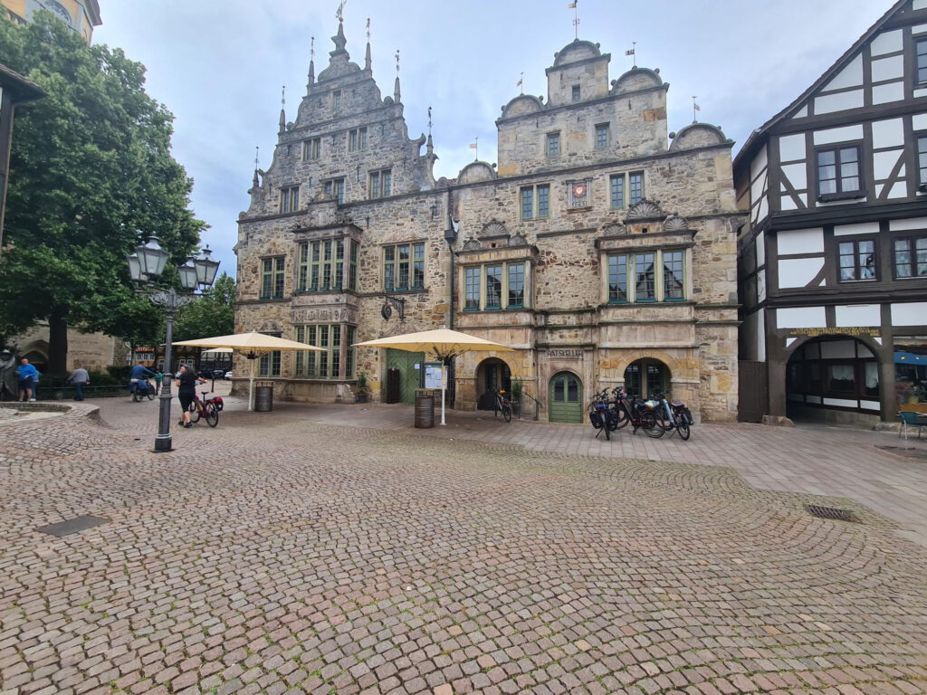 Markt mit historischem Haus in Rinteln