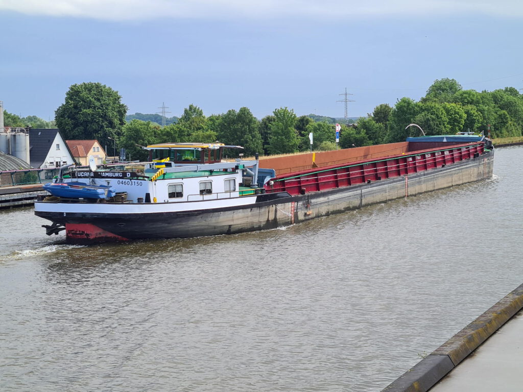 Schiff auf der Brücke überquert die Weser