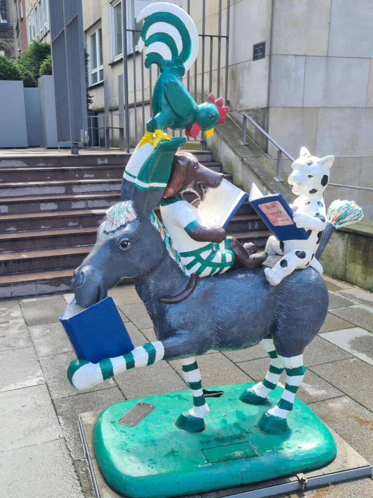 Moderne Skulptur Bremer Stadtmusikanten lesend