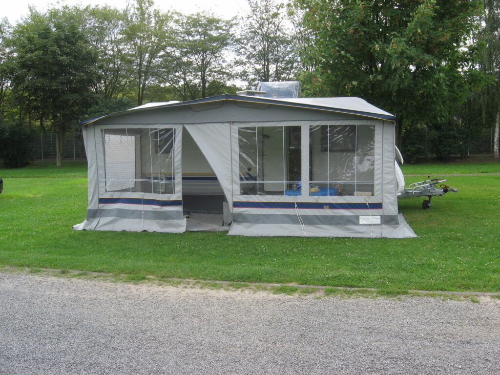 Wohnwagen mit Vorzelt