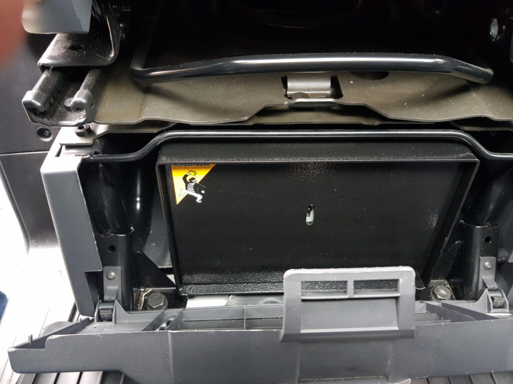 Tresor unter Beifahrersitz