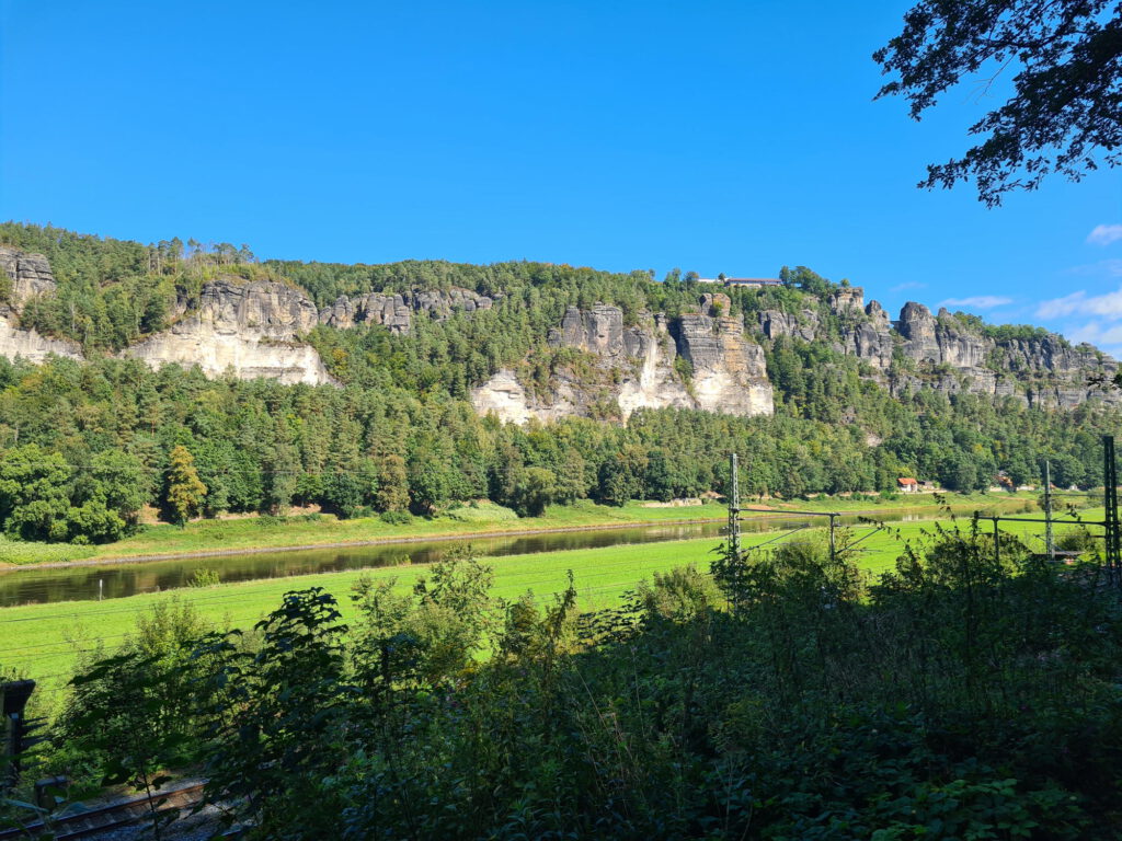 Sächische Schweiz Felsen über Elbe gesehen