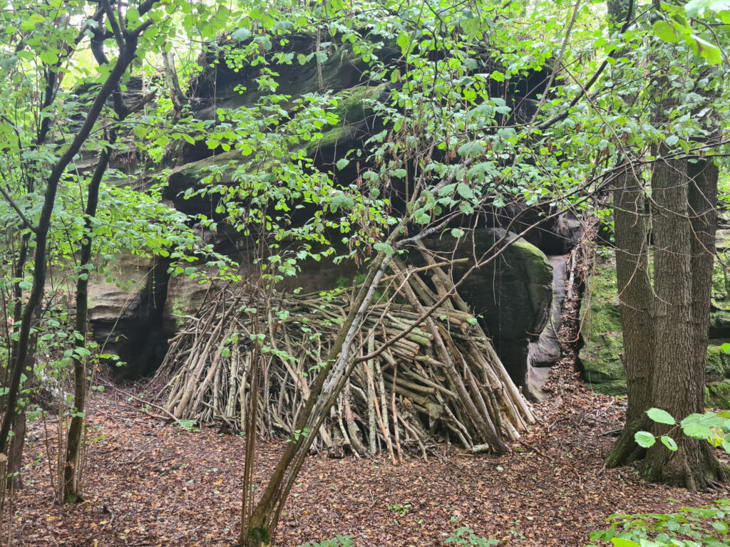 Hütte im Wald nahe Lohmen auf dem Weg zur Bastei
