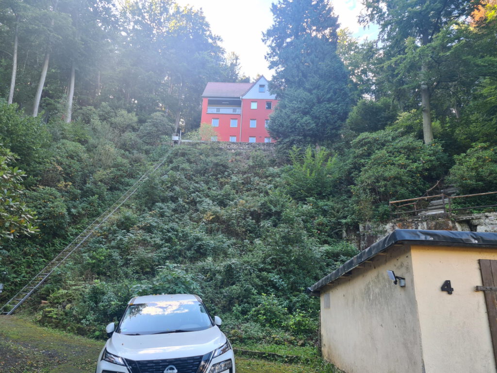 Haus auf Anhöhe mit Aufzug für Einkäufe und dergleichen