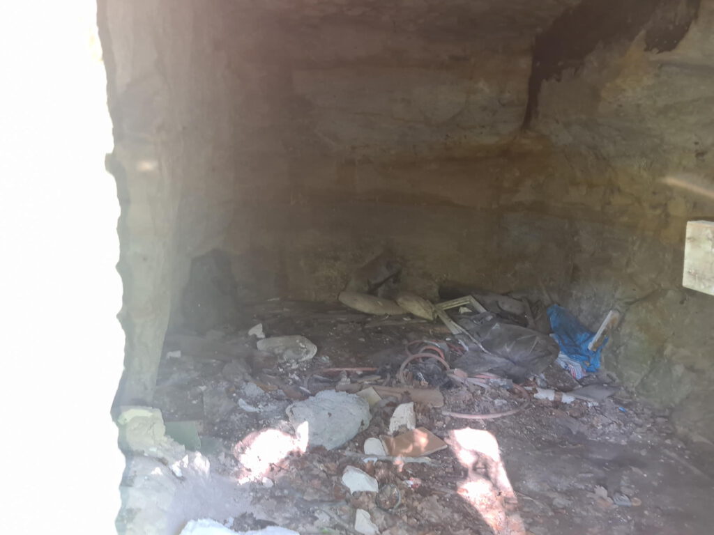 Innenraum der Höhle, total vermüllt